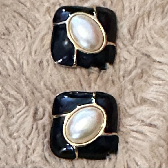 KJL EARRINGS Women Enamel Kenneth Jay Lane Clip On Faux Pearl Square Black 0631 - Picture 2 of 6